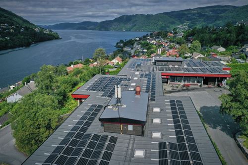 Solcellepanel på taket av Arna videregående skole.